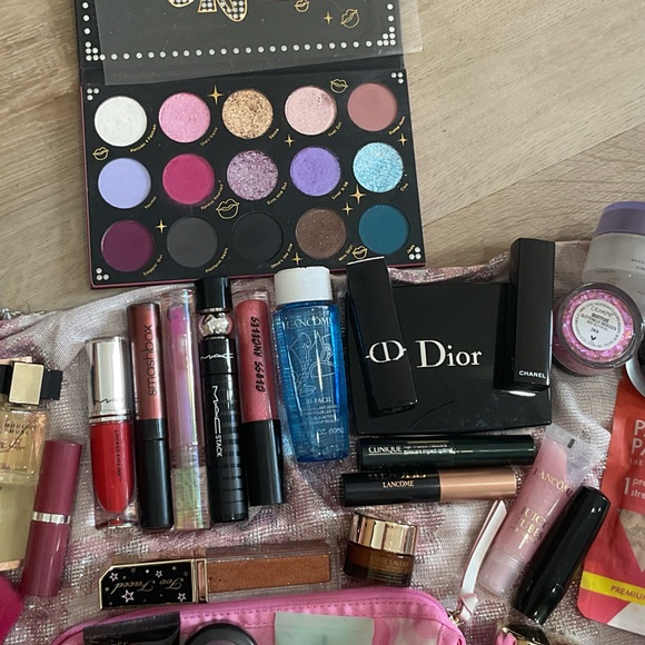 DESIGNER MAKEUP MEDIUM SIZE MYSTERY SET 12-14 products no CVS